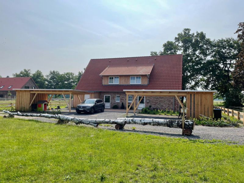 Doppelhaus Holzrahmenhaus im Sommer zwei Carports