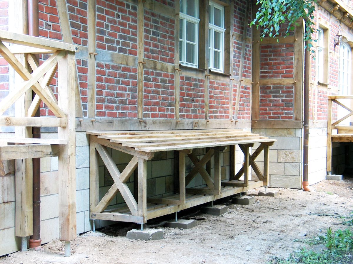 Flacher Holzschober an den Seiten offen