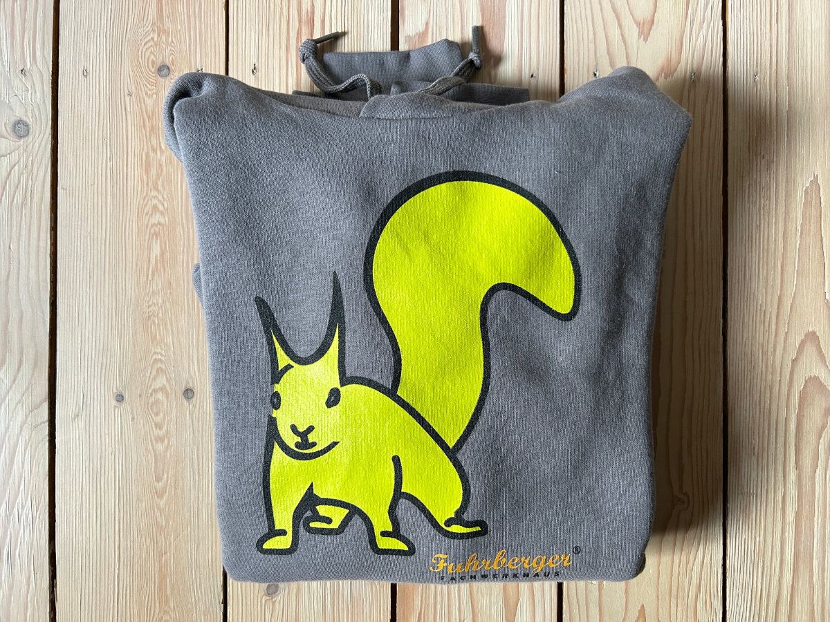 Fuhrberger Zimmerei Hoodie zusammengelegt