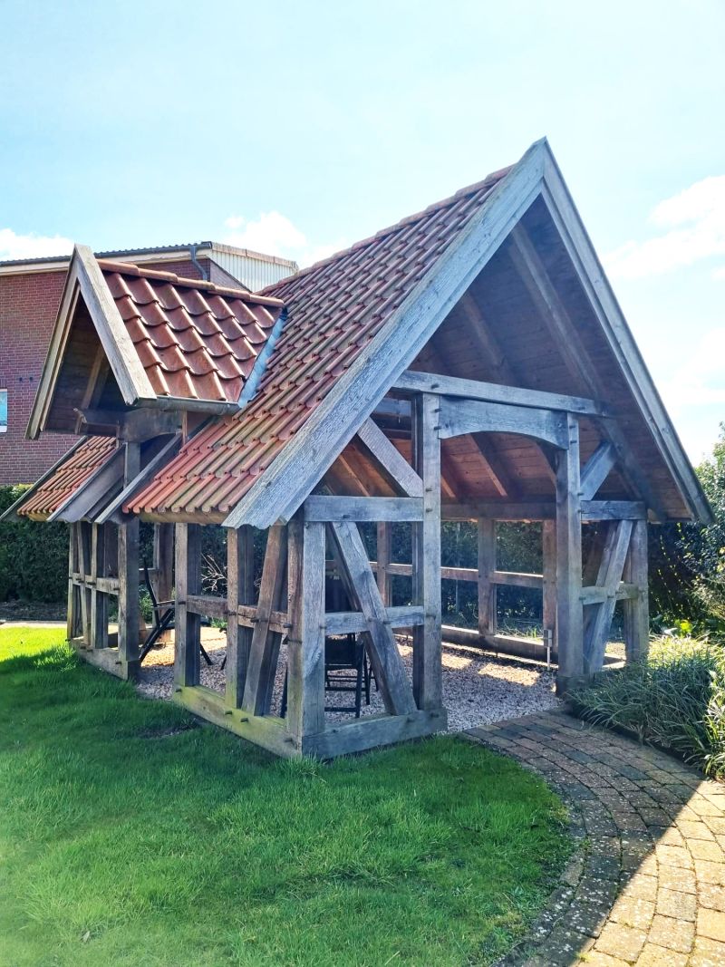 Gartenfachwerkhaus mit markanter Giebelfront