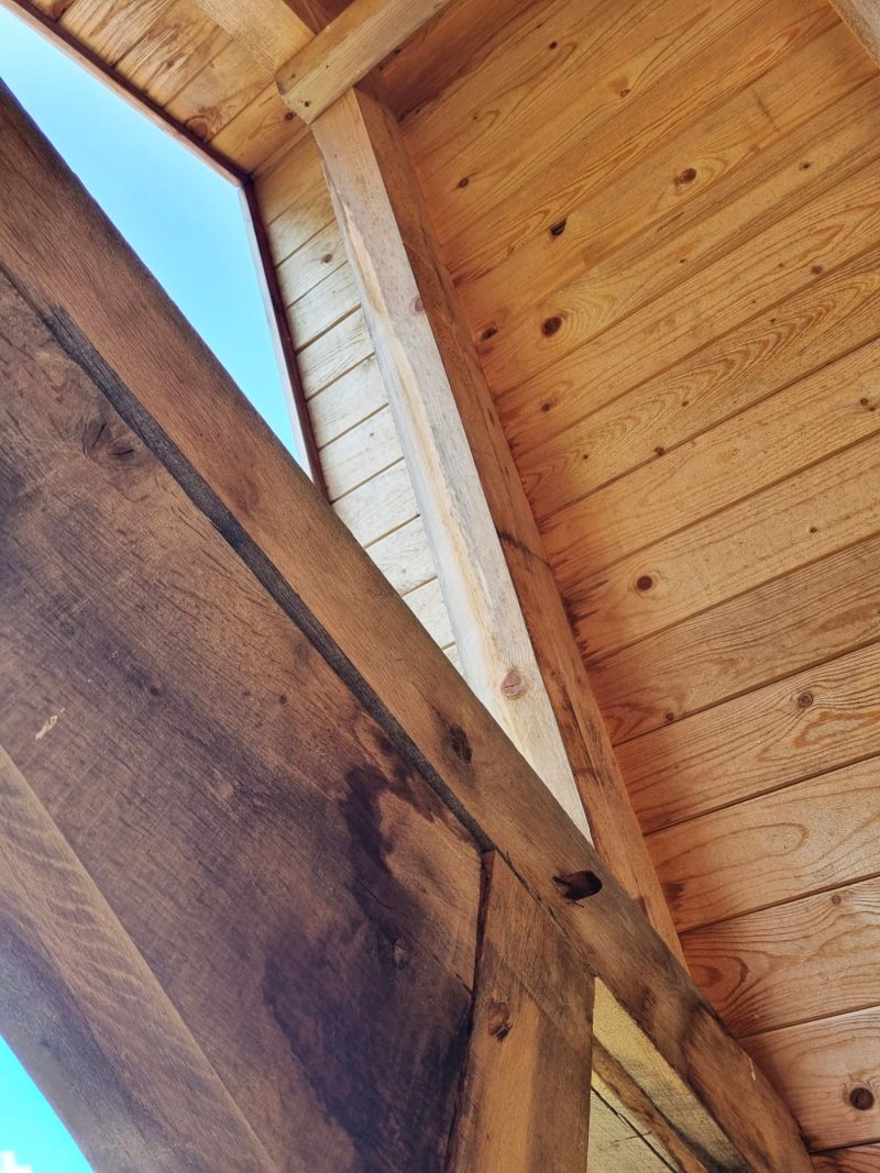 Detailansicht von Holzverschalung und Fachwerkbalken