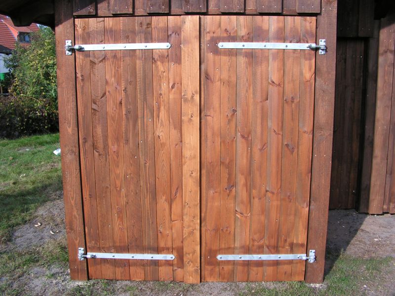 Geschlossenes Tor vom Gerätehaus