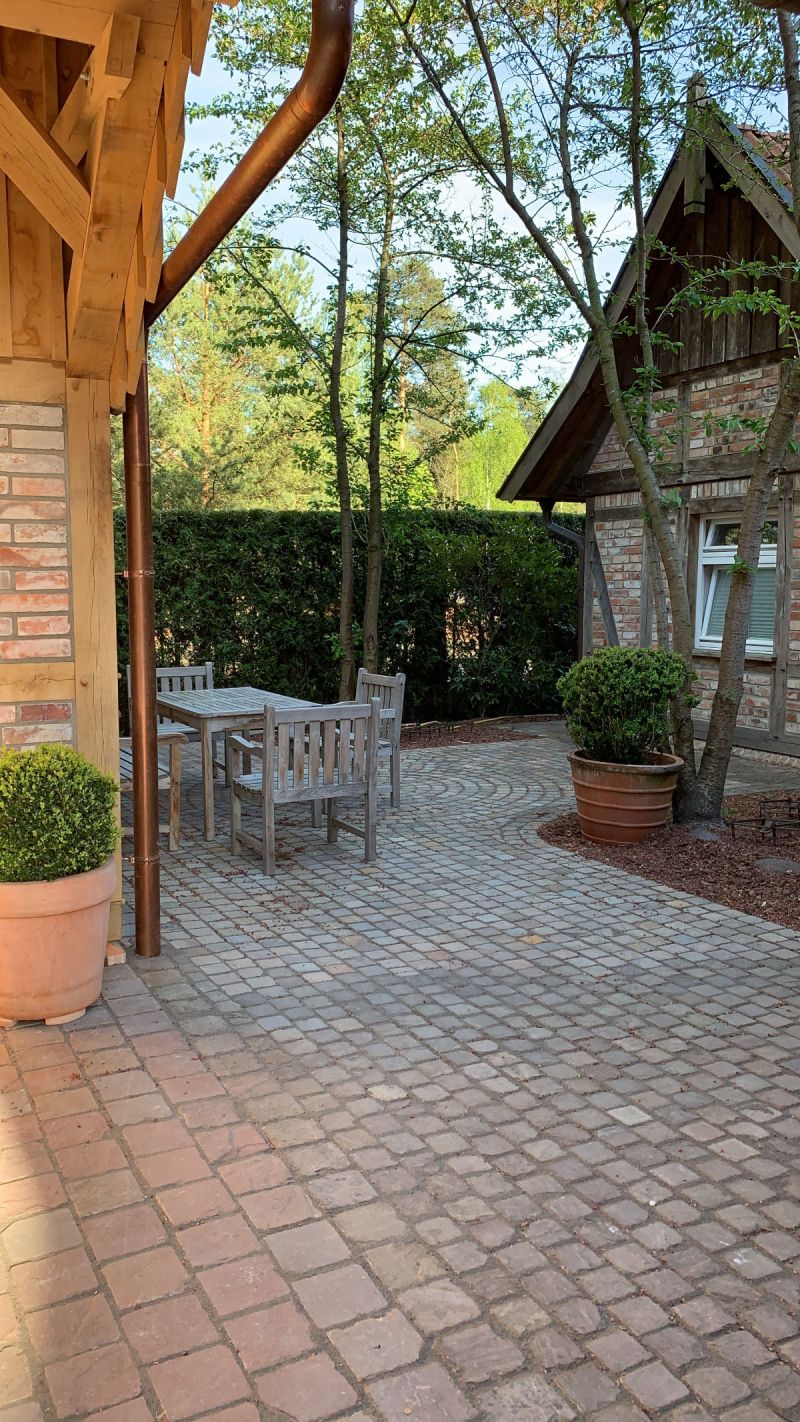 Hofplatz zwischen Gartenhäuschen und Remise