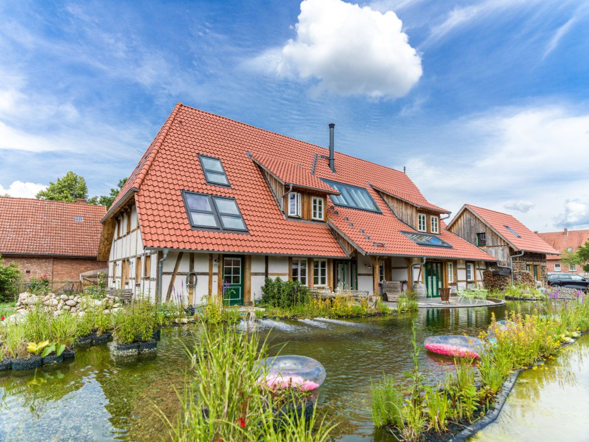 Idyllischer Schwimmteich vor dem sanierten Bauernhaus aus dem 17. jahrhundert