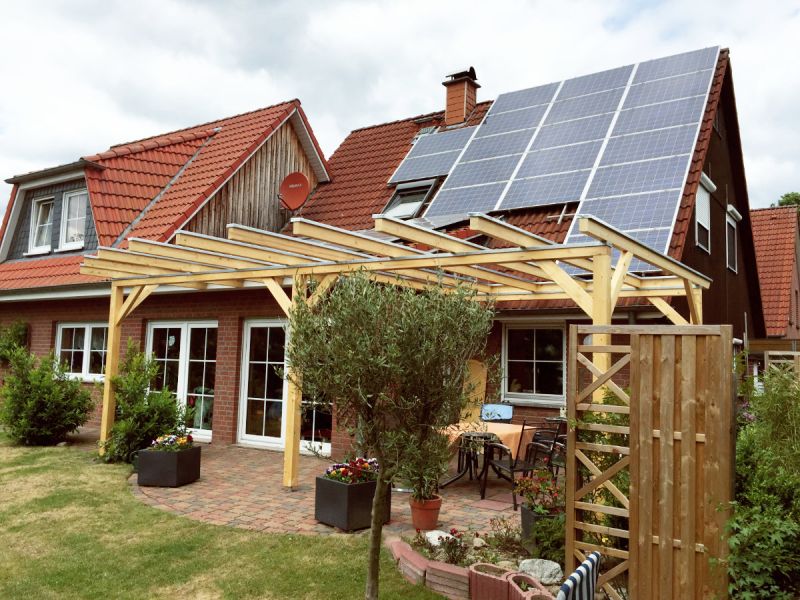 Schattige Terrasse mit großzügiger Pergola