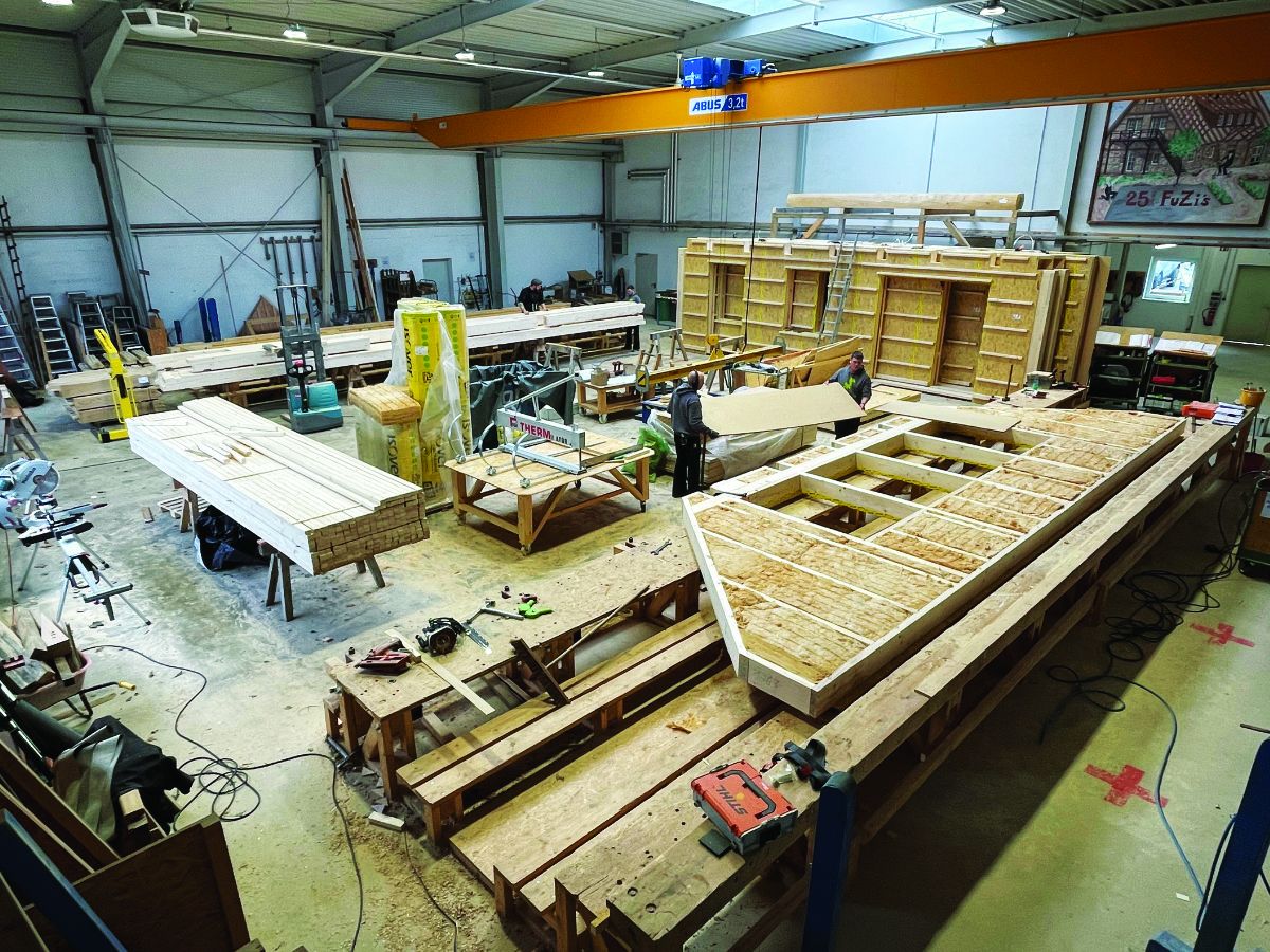 Produktion und Vorfertigung eines Wandelementes in der Halle der Fuhrberger Zimmerei