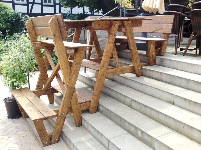 Stufenbank auf Treppenstufen