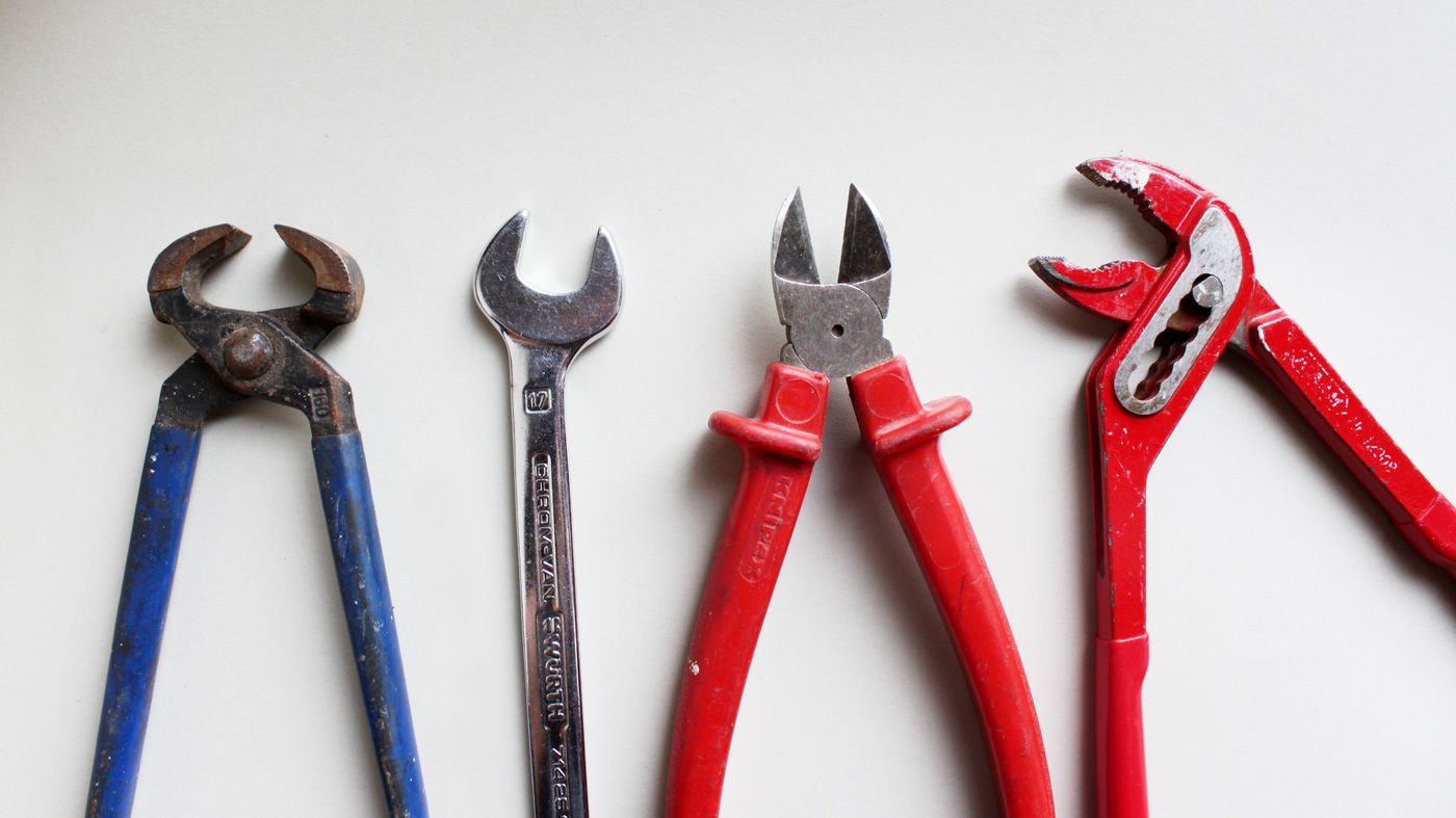 Verschiedene Werkzeuge symbolisch für Partner