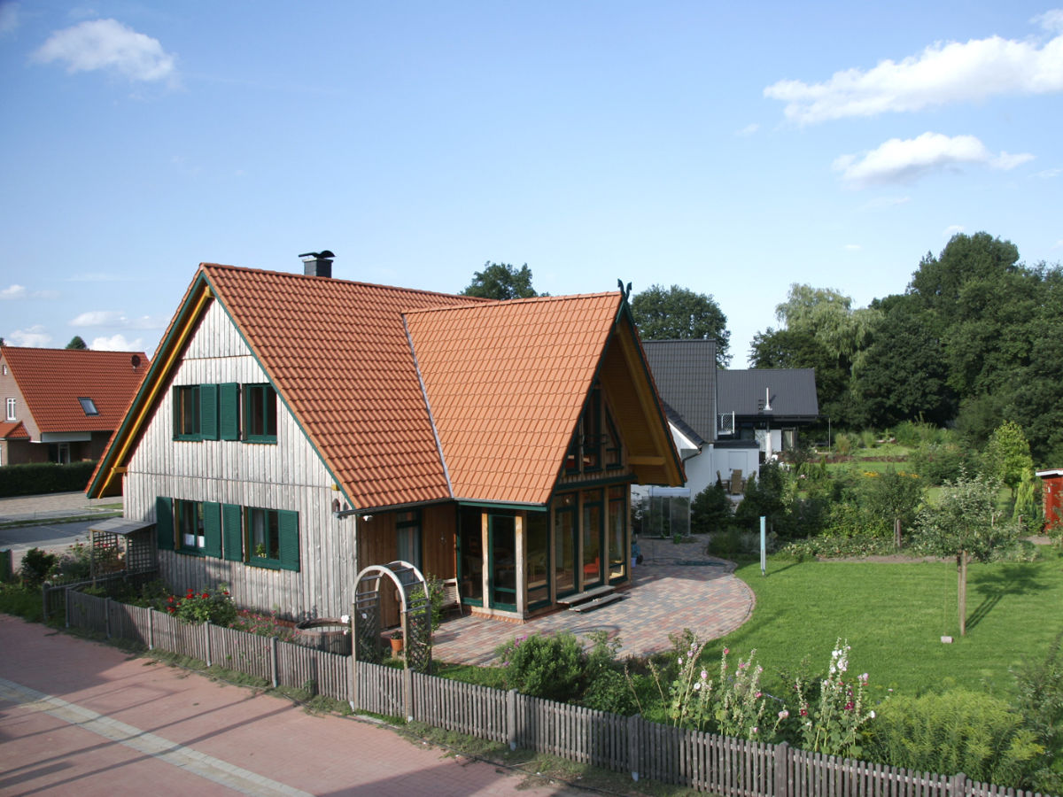 Holzrahmenhaus im Sommer mit blauem Himmel